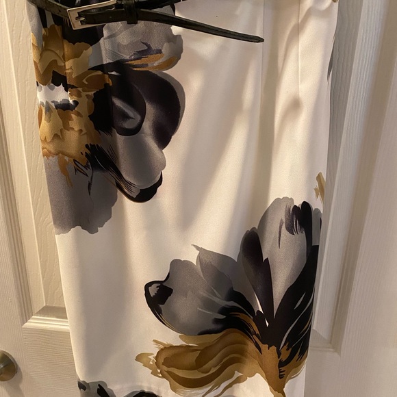 New with Tags floral dress with back zipper and back split. Size 10. - Picture 4 of 7